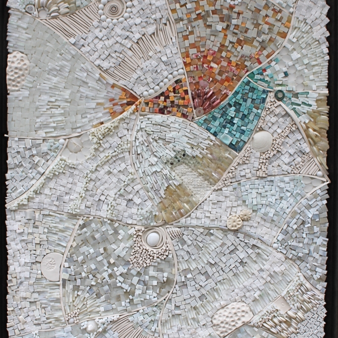 Petites Maisons 2 - 2014. 60 cm x 46cm. Marbre, boutons, smalti, verre, dentelle, bijoux, miroir, pâte de verre, porcelaine façonnée et recyclée, coquillages, pierre. Prix demandé: 2500-